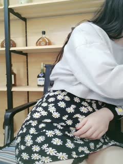 嘴里含着别人鸡巴说爱你极品反差骚母狗，边含鸡巴边接老公电话，骗老公回来一起吃，老公马上下班回来，大胆偷情